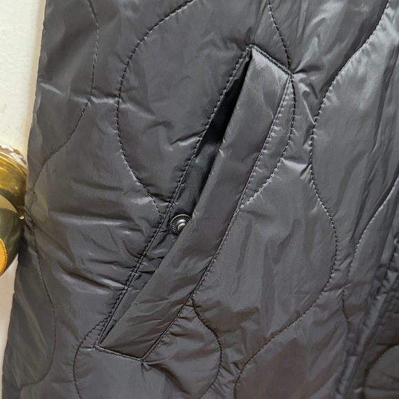 GAP Black Water-Resistant Vest - Picture 6 of 11